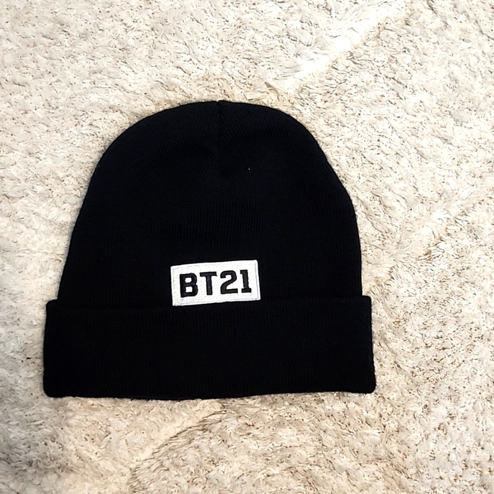 BTS - black beanie - BT21